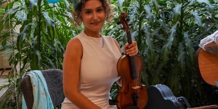Kanseri yenen sanatçıdan hastanede konser