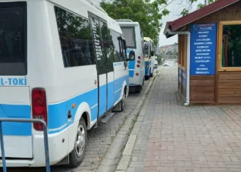 Zonguldak'ın Devrek ilçesinde yaya yoluna yapılan dolmuş durağı tepki çekiyor.