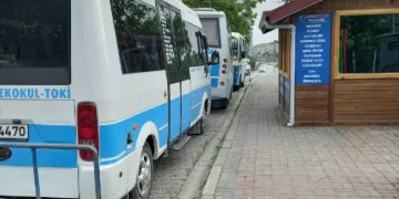 Zonguldak'ın Devrek ilçesinde yaya yoluna yapılan dolmuş durağı tepki çekiyor.