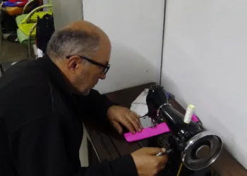 Klasik dikiş makinesi tamiri yapıyor