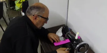 Klasik dikiş makinesi tamiri yapıyor