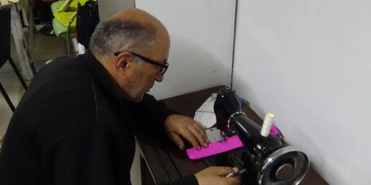 Klasik dikiş makinesi tamiri yapıyor