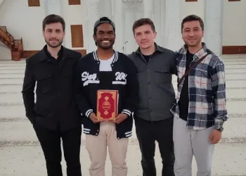 Bangladeşli öğrenci Müslüman oldu