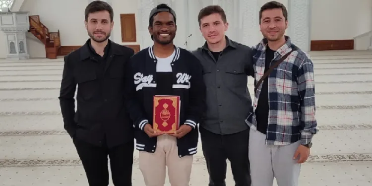 Bangladeşli öğrenci Müslüman oldu