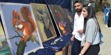 Ressam çiftten köy sergisi