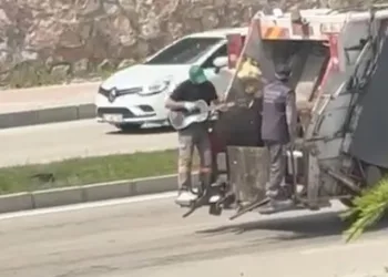 Çöpten bulduğu gitarla tebessüm ettirdi