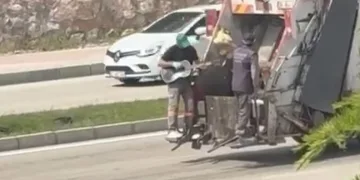 Çöpten bulduğu gitarla tebessüm ettirdi