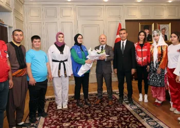 Milli sporcular Vali Varol ile buluştu