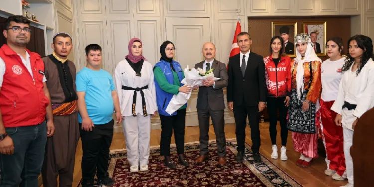Milli sporcular Vali Varol ile buluştu