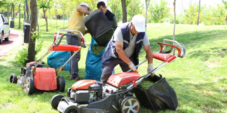 Parklar güzelleştiriliyor