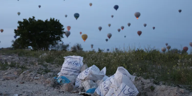 Kapadokya çöple kaplandı