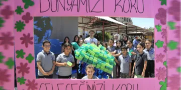Atık maddelerden heykel yaptılar