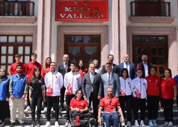 Milli sporculardan Vali Akbıyık’a ziyaret