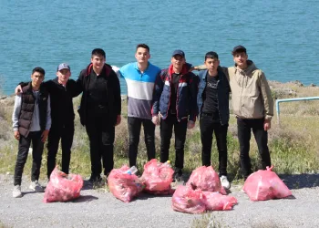 Acıgöl, öğrenciler tarafından temizlendi
