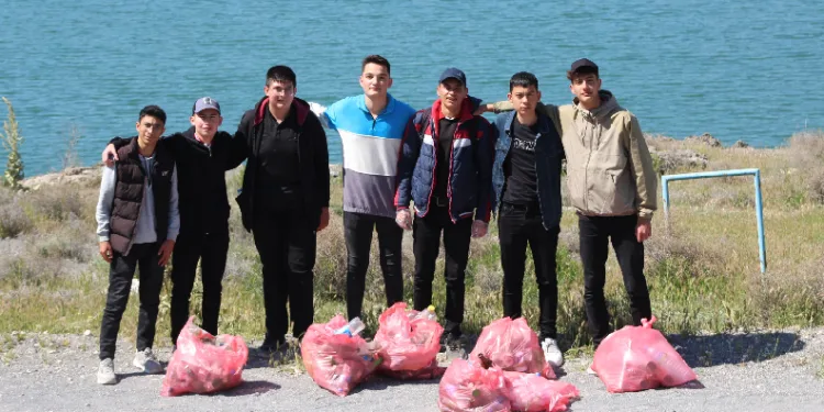 Acıgöl, öğrenciler tarafından temizlendi