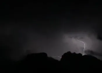 Bitlis’te şimşekler geceyi aydınlattı