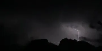 Bitlis’te şimşekler geceyi aydınlattı
