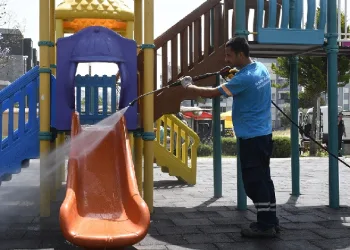 Kuşadalı çocuklar için parklar yenilendi