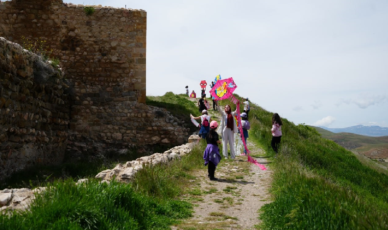 Tarihi surlar uçurtmalarla renklendi