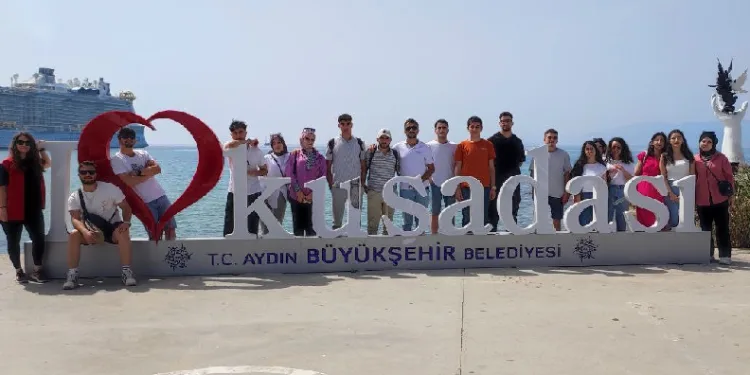 Aydın Gençlik Merkezi’ndeki üniversiteli gençler, gerçekleştirilen kültür gezileriyle hem Aydın’ı daha yakından tanıyor hem de doğayla iç içe bir gün geçiriyor.
