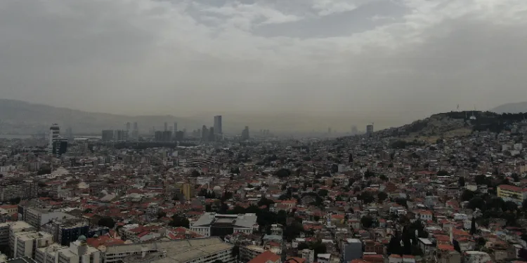 İzmir’de hava griye döndü