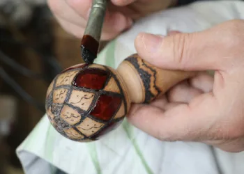 Kilim motiflerini bastona işliyor