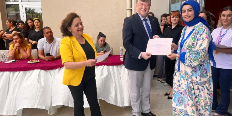 Yurtta kalan öğrencilerin yaptığı resimler görücüye çıktı