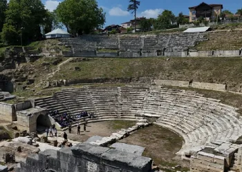 Antik tiyatro kazıları yeniden başladı