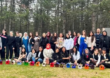 Liseliler geri dönüşümden kuş yuvası yaptı