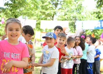 Çocuk kulübü, piknikte eğleniyor
