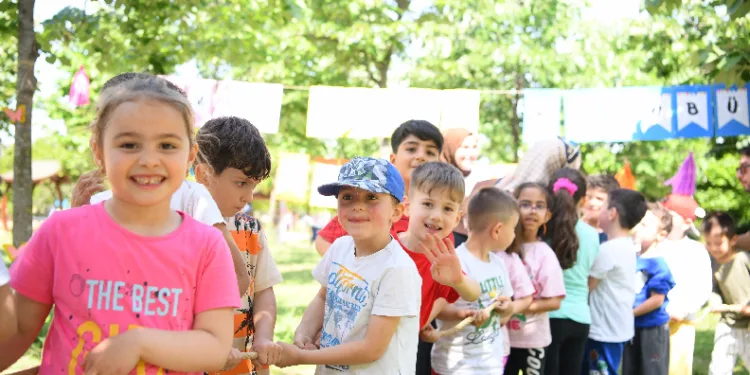 Çocuk kulübü, piknikte eğleniyor