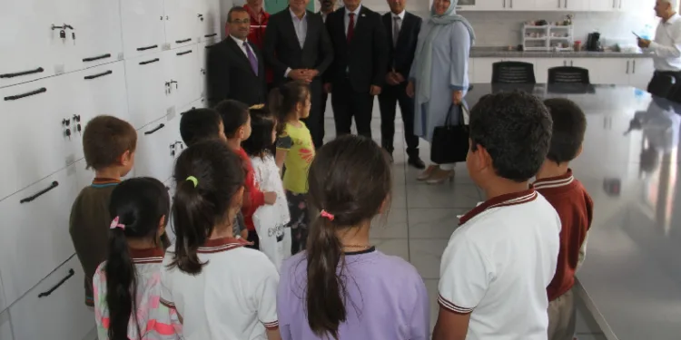 Beyşehir’de ihtiyaç sahibi öğrencilere kıyafet yardımı