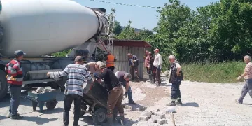 Köy halkı birlik oldu el ele çalıştı