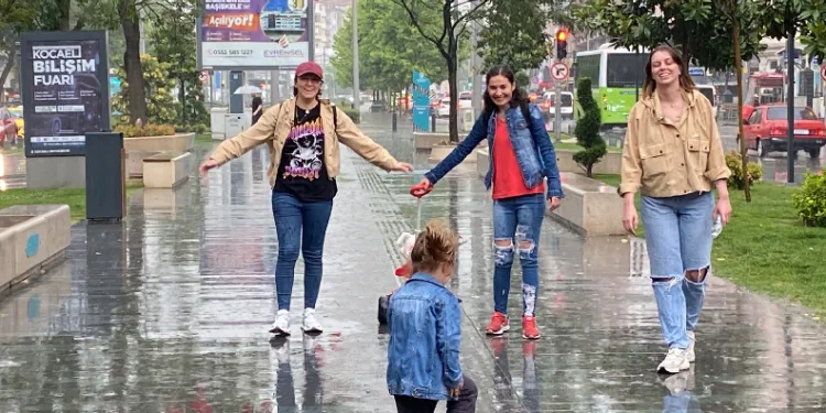 Kocaeli'de dolu ve sağanak etkiliydi