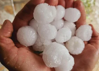 Eskişehir'de ceviz büyüklüğünde dolu yağdı
