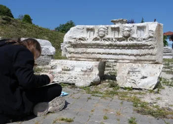 Öğrenciler antik tiyatroyu resmettiler