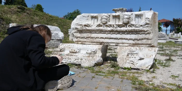 Öğrenciler antik tiyatroyu resmettiler