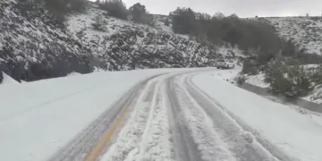 Dolu yağışı Pekün Dağını beyaza bürüdü