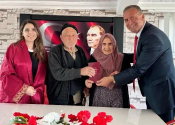 60 yıl sonra resmi nikah kıydılar