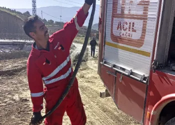 yılanı elleriyle yakaladı