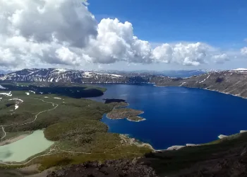 Krater Gölü'nde bulut geçişi görsel şölen