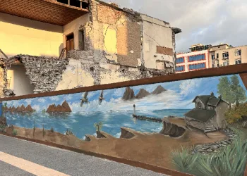depremin izleri duvarlara çizilen resimlerle siliniyor