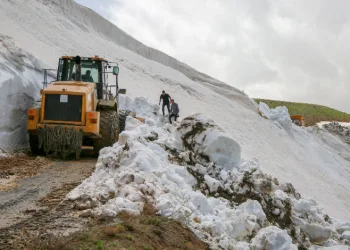 Van’da, Mayıs ayında 5 metreyi bulan karda yol açma çalışması