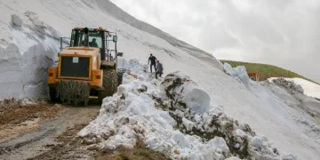 Van’da, Mayıs ayında 5 metreyi bulan karda yol açma çalışması