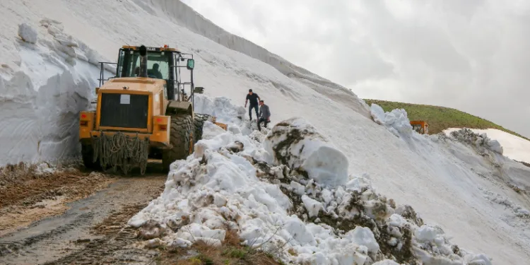Van’da, Mayıs ayında 5 metreyi bulan karda yol açma çalışması