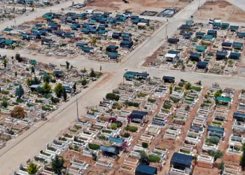 Çadır kente dönen mezarlık, tentelerden temizleniyor