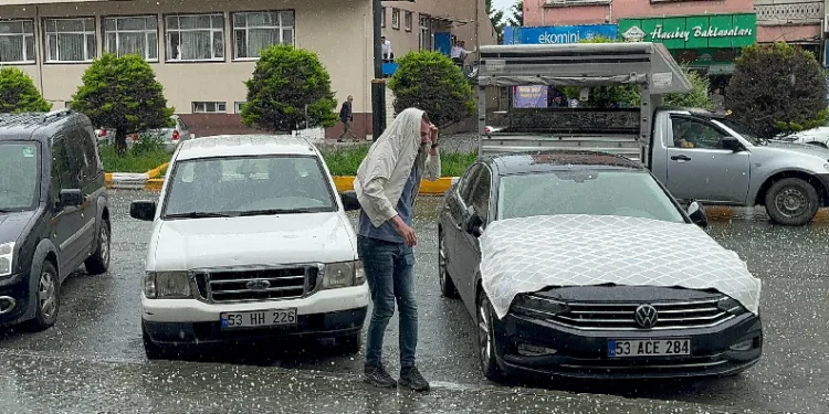 Rize’de dolu yağışı