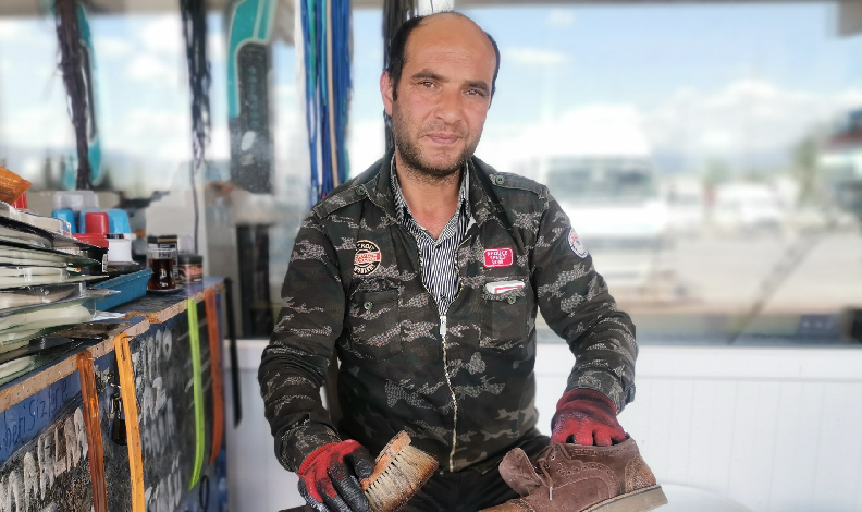 25 yıldır ayakkabı boyacılığı yapıyor