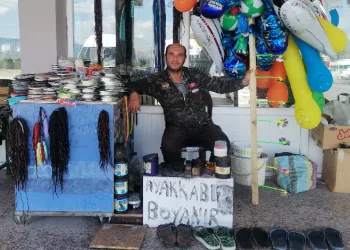 25 yıldır ayakkabı boyacılığı yapıyor