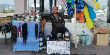 25 yıldır ayakkabı boyacılığı yapıyor